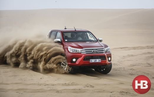 Танк в комплектации люкс. Тестируем легендарный пикап в настоящей африканской пустыне - фото