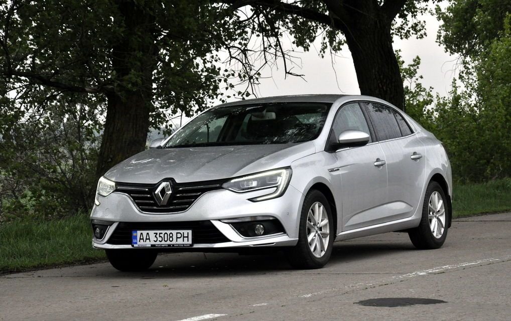 Потомок д'Артаньяна. Тест-драйв Renault Megane Sedan - фото