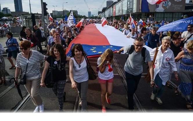 Гаманець або воля. Лідер правлячої партії в Польщі повертає країну в минуле - фото
