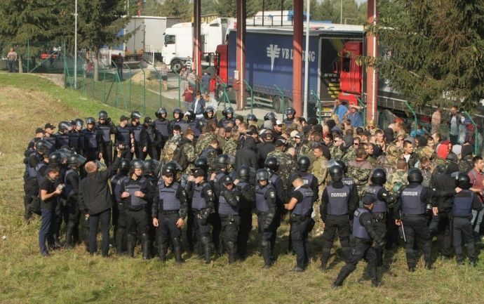 Неизвестных в камуфляже окружили полицейские в шлемах и бронежилетах (Фото: Фото: Рух нових сил)