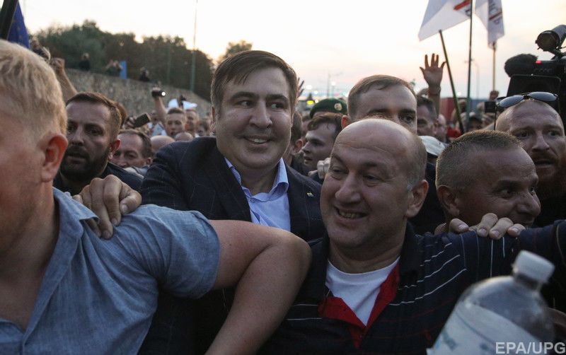 Михеил Саакашвили переходит через границу в погранпункте Шегини