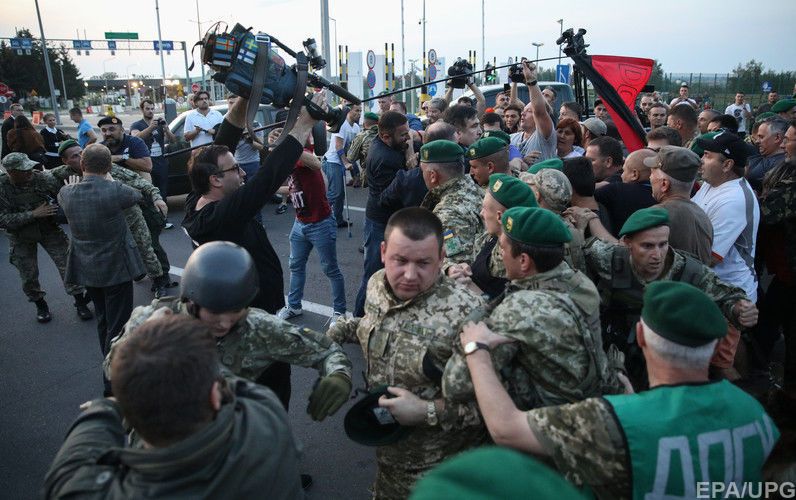 Правоохранители пострадали во время 
