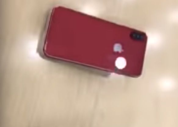 Первый кадр красного iPhone (Фото: Скриншот с видео)