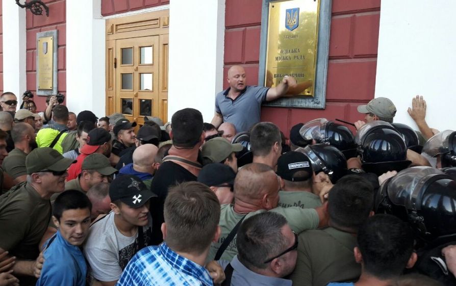 Люди требуют наказать виновных в пожаре в детском лагере Одессы (Фото:  Фото: Думская )