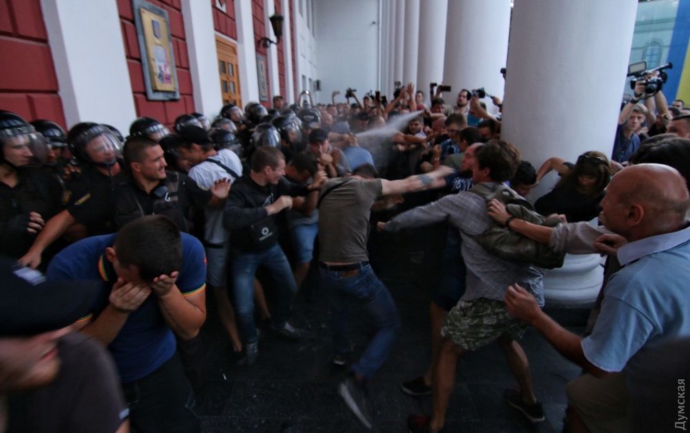 На митинге под горсоветом Одессы полиция применила газ