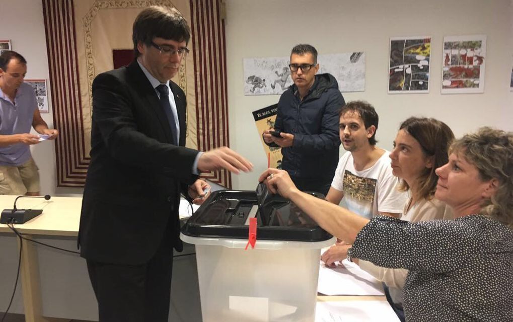 Карлес Пучдемон на избирательном участке&nbsp; (Фото: Фото: Carles Puigdemont via Twitter)