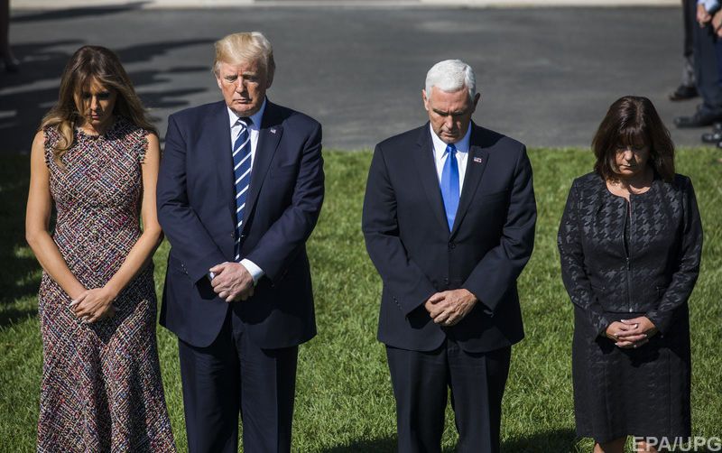 Президент Трамп и вице-президент Пенс почтили погибших минутой молчания