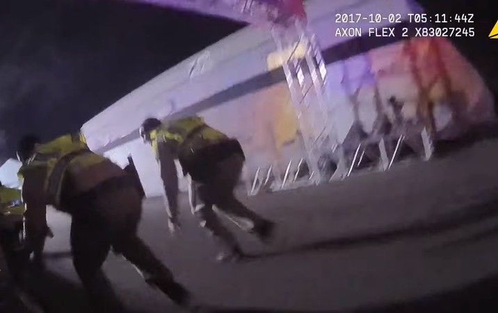 Камера на теле полицейского зафиксировала момент стрельбы в Лас-Вегасе (Фото: кадр с видео)