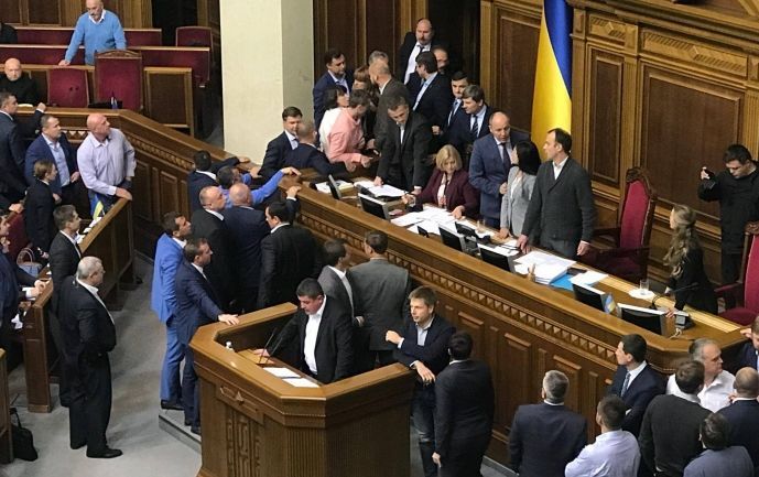 Трибуна заблокирована группами народных депутатов&nbsp; (Фото:  Фото: Украинская правда )