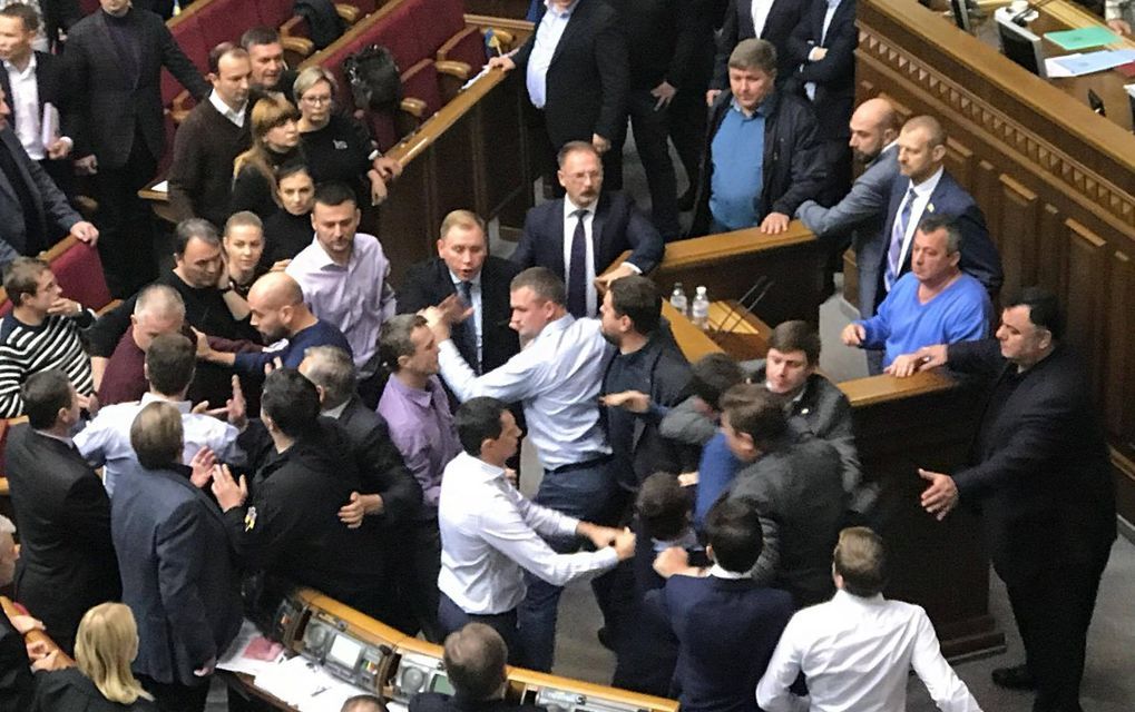 Депутаты на фоне потосовок одобрили в первом чтении президентский законопроект о реинтеграции Донбасса (Фото:  Фото: УП )