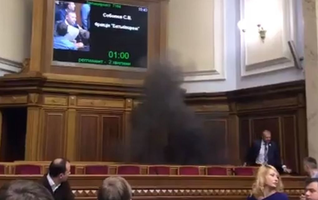 По словам Арьева, дымовуху бросил Семенченко (Фото: Скриншот)