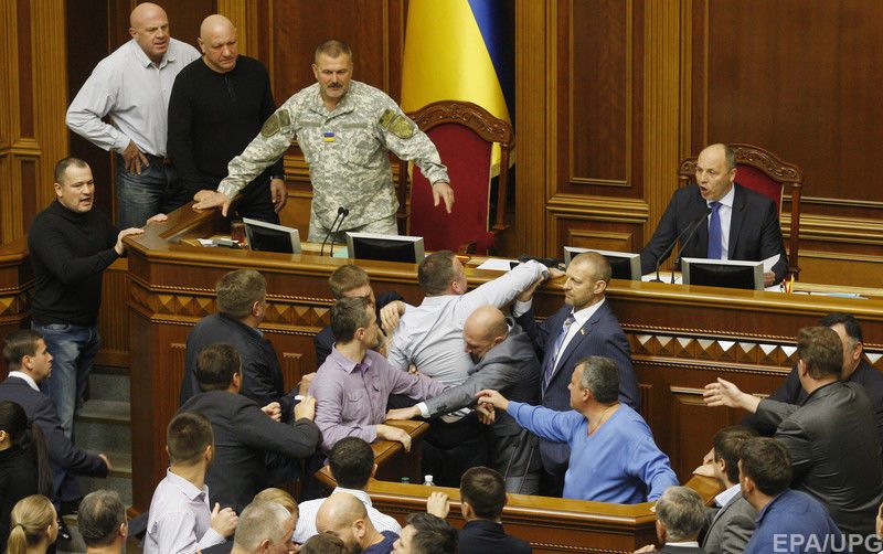 Когда Парубий ставил законопроект на голосование, в Раде произошла потасовка между пытавшемся ему помешать Левченком и нардепами от БПП и Народного фронта