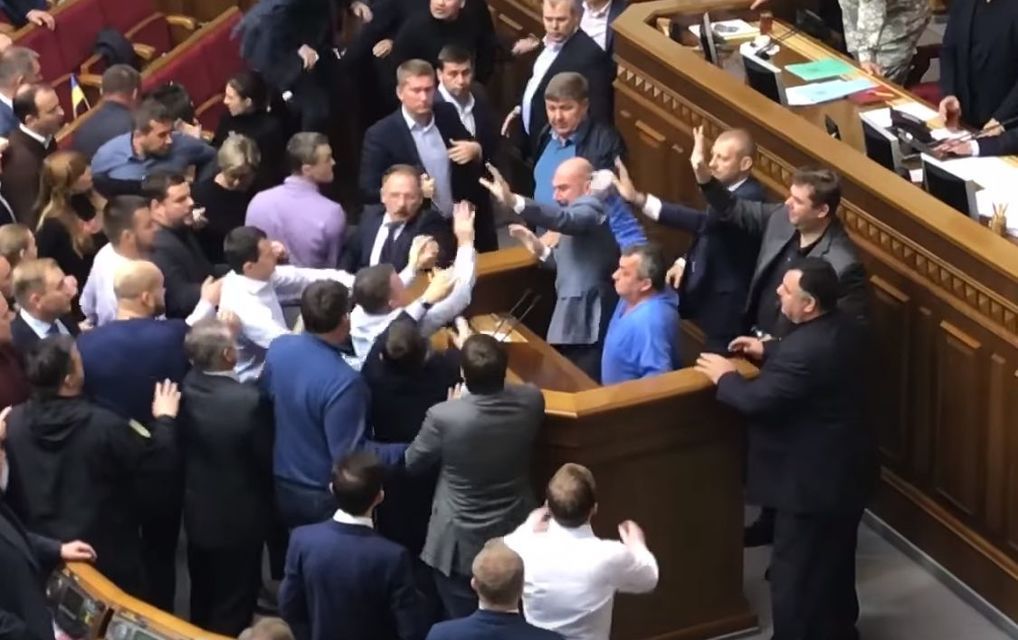 Другие депутаты пытались Левченко сдержать (Фото: Скриншот)