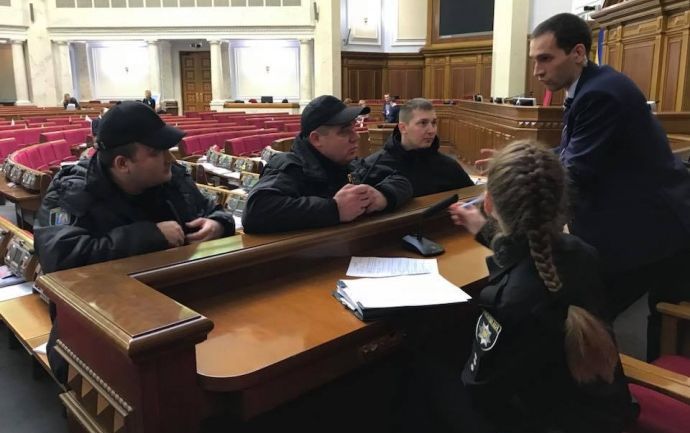 Полицейские осмотрели место происшествия и опросили очевидцев (Фото: Фото: Мустафа Найем/Украинская правда)