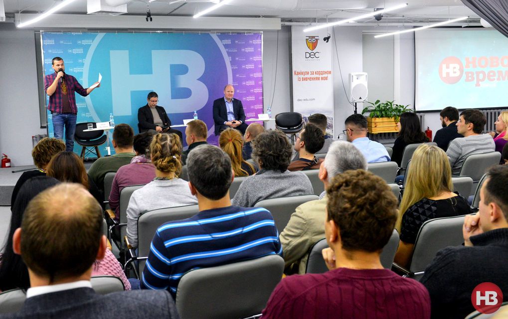 Иван Яковина, Валерий Пекар и Питер Дикинсон в рамках проекта НВ «Диалоги о будущем» Фото: Сергей Завальнюк