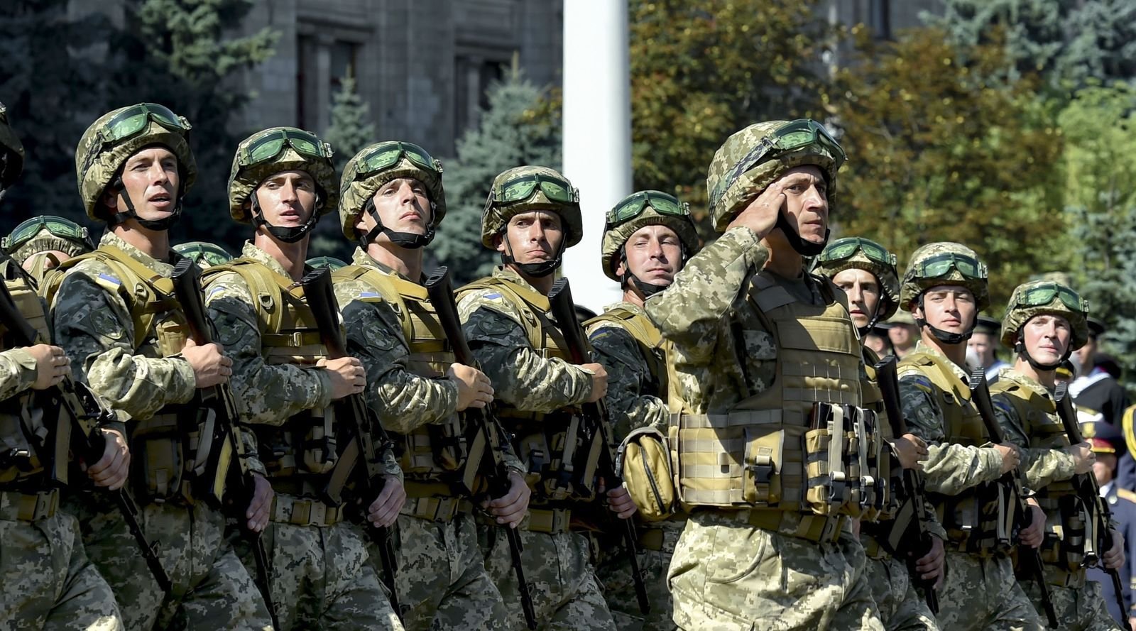 "Армия должна быть контрактной или по призыву?" - фото