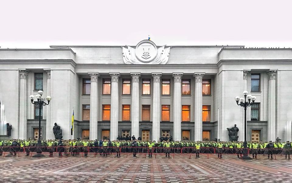 Силовики также усилили охрану парламента (Фото: Фото: Мустафа Найем via Facebook)