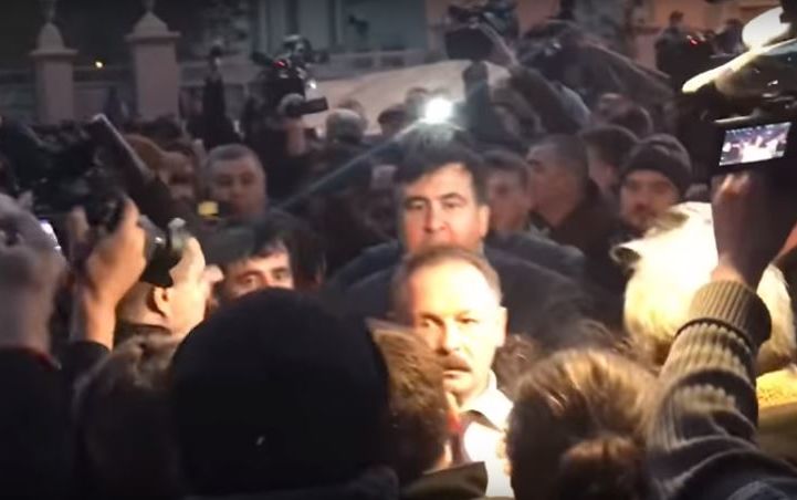 Активисты окружили нардепа при выходе из здания Рады&nbsp; (Фото:  Фото: скрин видео )