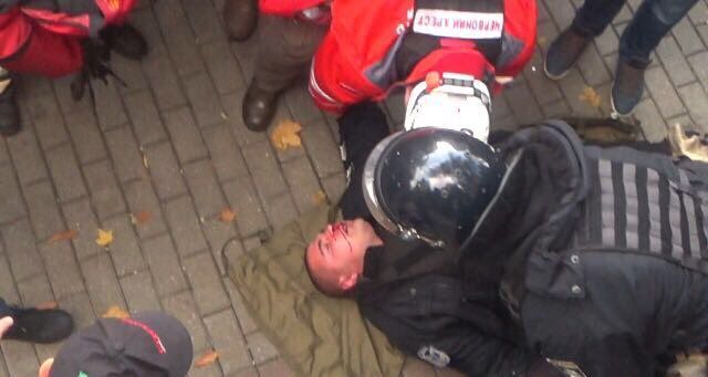 Пострадавший полицейский. От активистов пока заявлений в полицию не поступало (Фото: Фото: Артем Шевченко / Twitter)