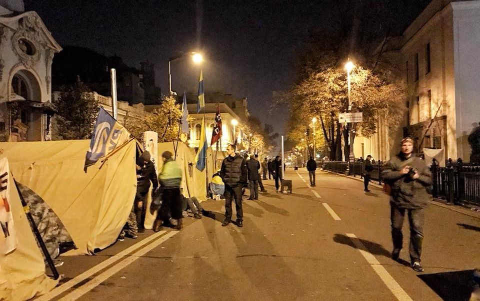 Ночь в палатках провели около 200 митингующих (Фото: Фото: Мустафа Найем via Facebook)
