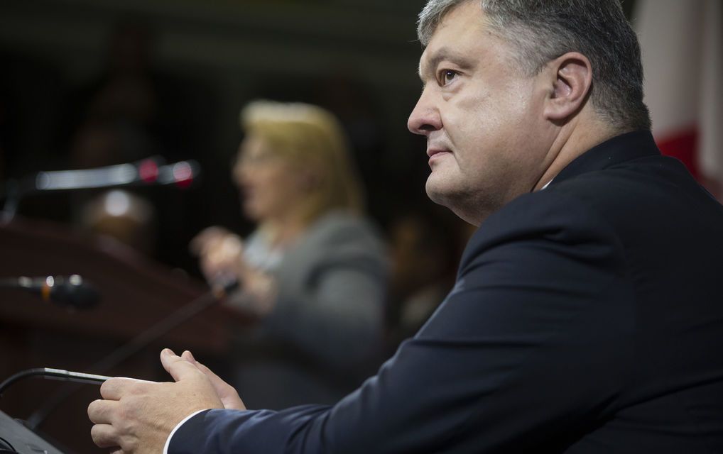 Порошенко не вышел к нардепам для обсуждения требований участников митинга под Радой (Фото: Фото: АП)