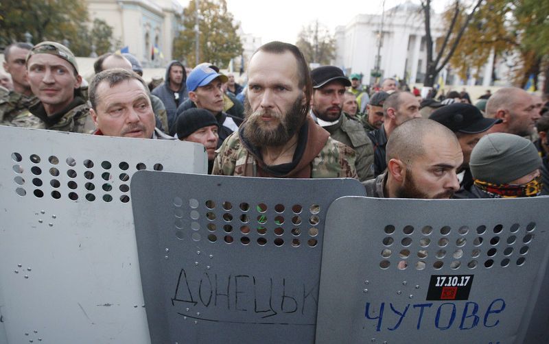 Протестующие отобрали у полиции часть металлических щитов