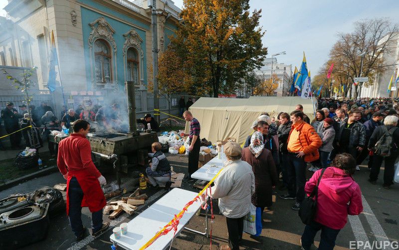 Митингующие продолжают ночевать под Радой