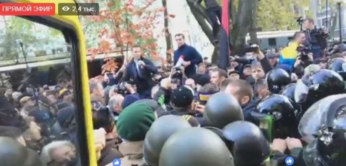 Активисты сообщили, что&nbsp;полиция не пускала на митинг машину со звукоаппаратурой (Фото: скриншот)