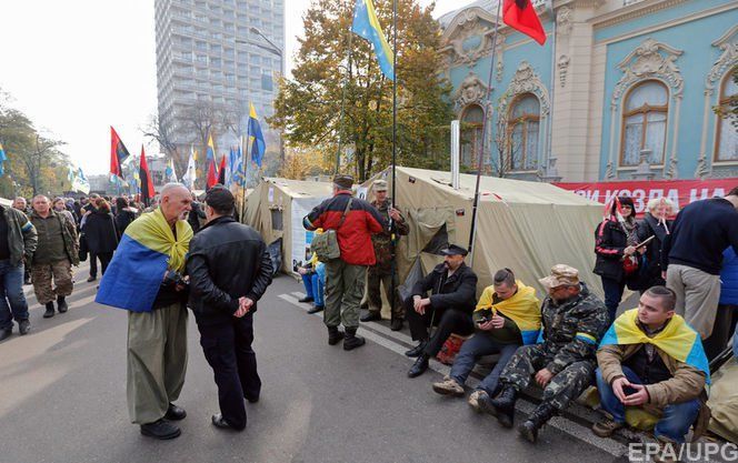 Около 55 человек остаются под Верховной Радой