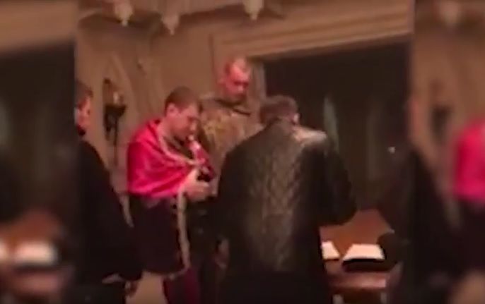 Олийнык (в центре) жил в Межигорье, ему объявили о подозрении в бывшем кабинете Януковича (Фото: Скриншот)