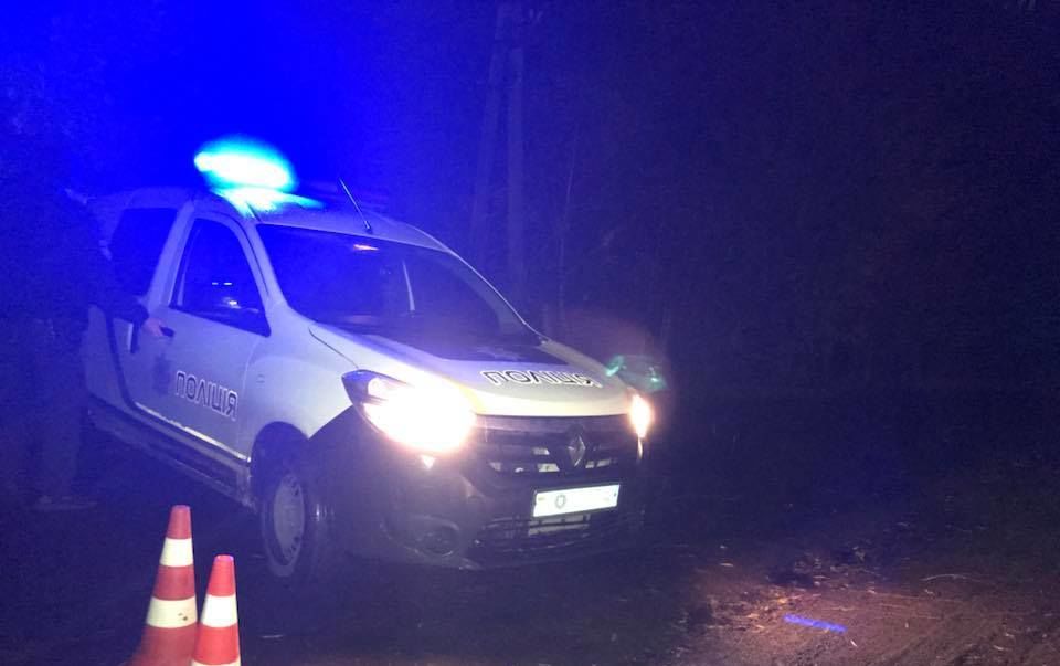 Полиция заблокировала движение по дороге, где произошло убийство (Фото:  Фото: Владимир Медушивский via Facebook )