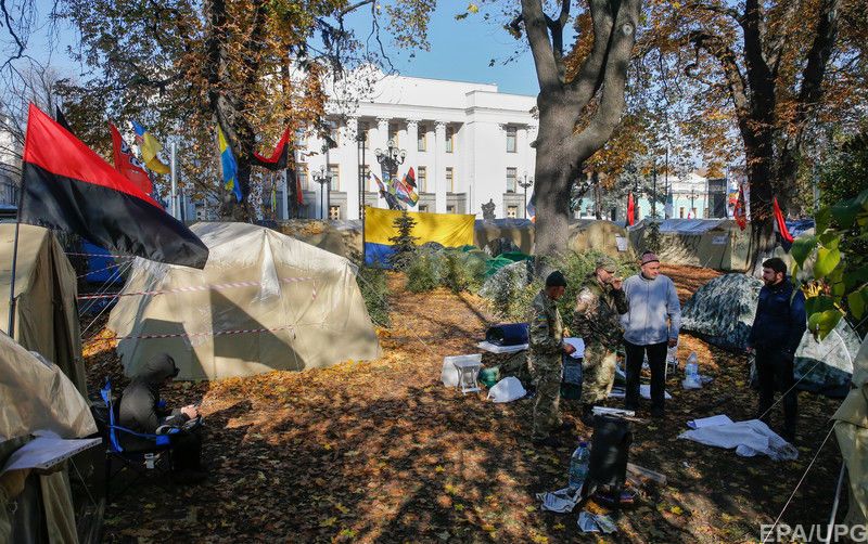 В палатках остаются митингующие
