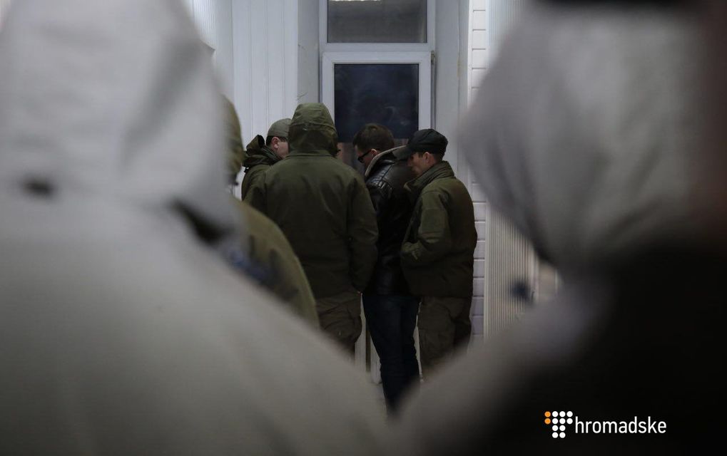 До зали суду, де обирають запобіжний захід синові Авакова, прибули невідомі в камуфляжі (Фото: Фото: Громадське)