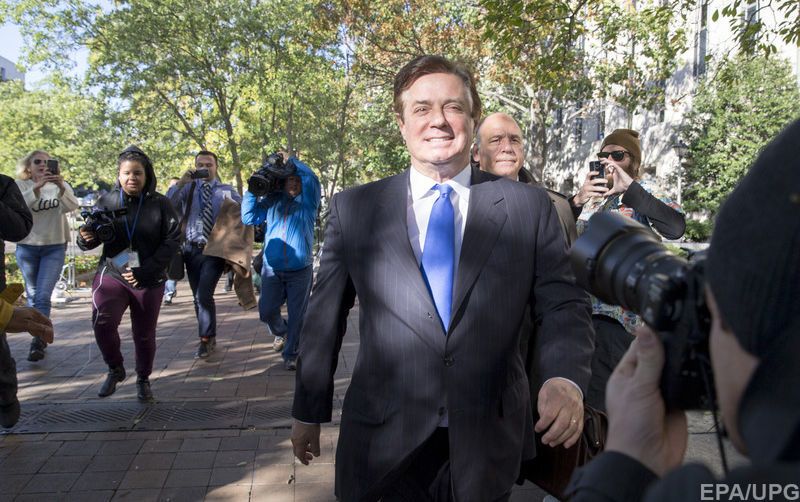 По данным СМИ, Манафорт пытается уговорить суд освободить его из-под домашнего ареста