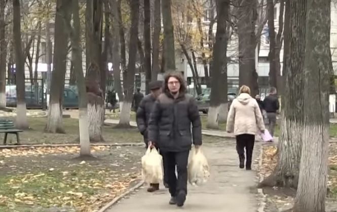 Муж пострадавшей Власенко ухаживает за женой и будущим ребенком с момента аварии (Фото: Скриншот с видео)