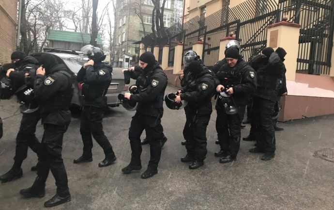 Под домом, где живет Саакашвили, собрались силовики (Фото: Фото: УП)
