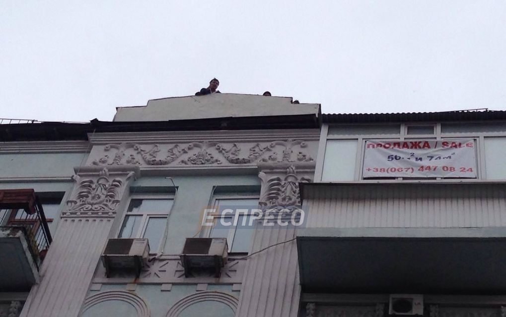 Саакашвили угрожает спрыгнуть с крыши