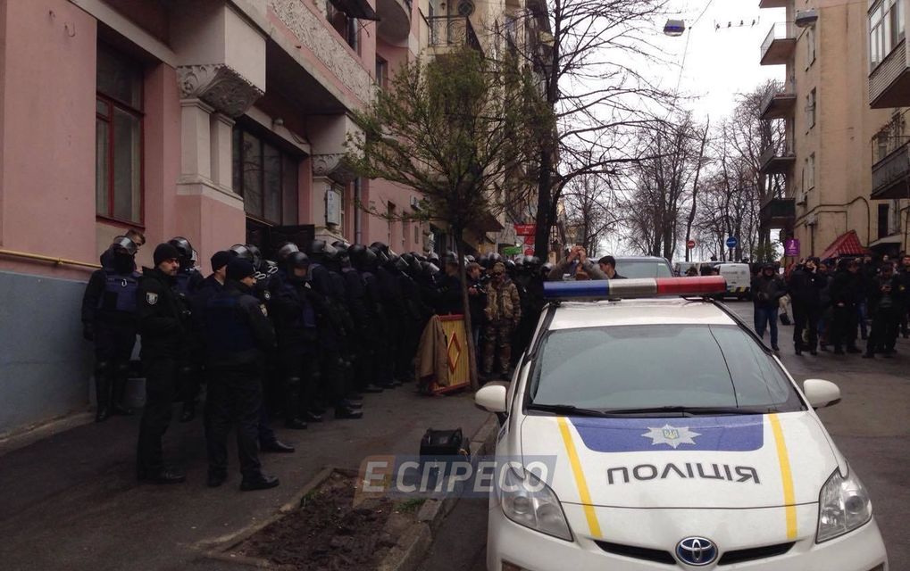 Под домом Саакашвили собрались активисты и силовики