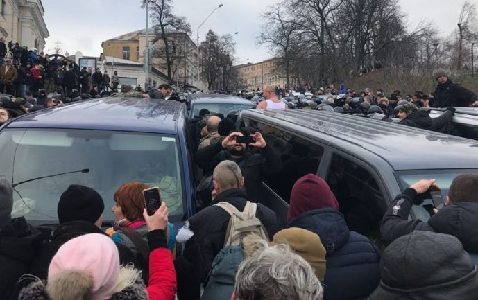 Машина в окружении силовиков и активистов очень медленно движется по центру Киева (Фото: Фото: УП)