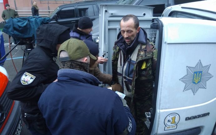 Мужчина угрожал самосожжением возле дома Саакашвили  (Фото:  Фото: Украинская правда )