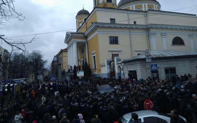Под домом Саакашвили собрались несколько сотен активистов и правоохранителей (Фото: Фото: УП)