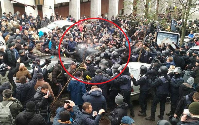 Сторонники Саакашвили заблокировали автомобиль с ним на улице Трехсвятительской (Фото: Фото: Hromadske.UA)