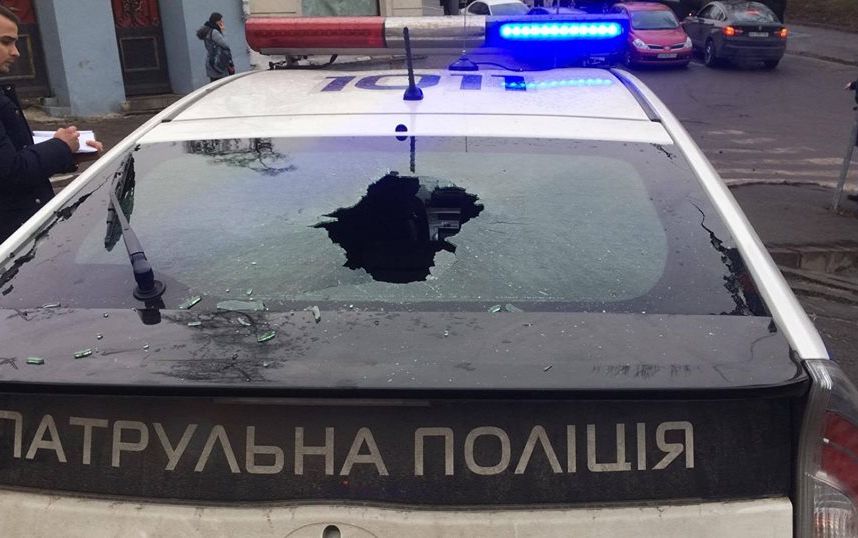 Одна из активисток разбила машину патрульной полиции (Фото: Фото: Катерина Гандзюк via Facebook)