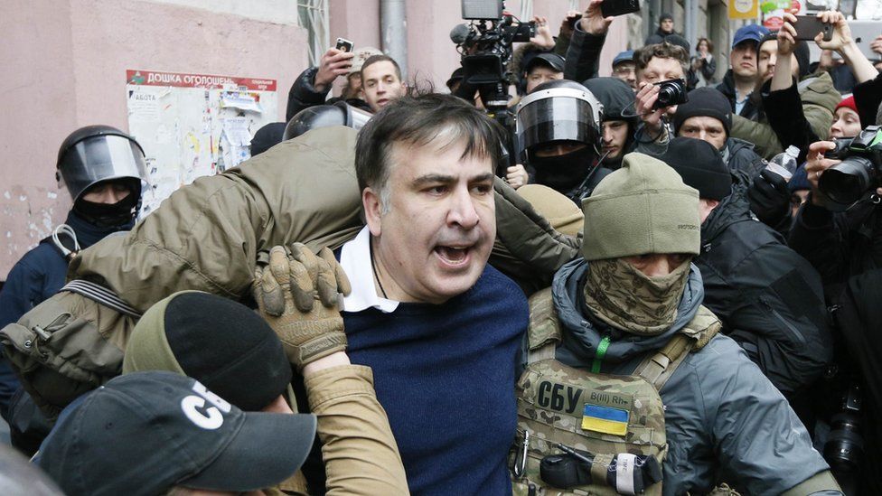 Саакашвілі силоміць вивели з будинку (Фото: Reuters)