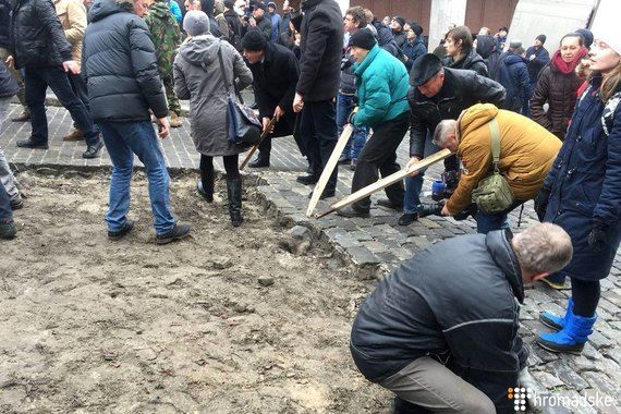Сторонники Саакашвили разбирают брусчатку на улице Трехсвятительской