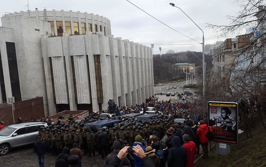 Машина с Саакашвили так и не доехала до Европейской площади (Фото: Фото: Kristina Berdynskykh via Facebook)