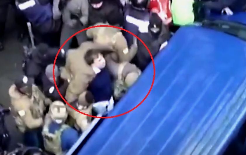 Сторонники Саакашвили пытались помешать его задержанию (Фото: Скриншот)