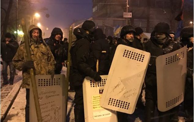 Протестующие укрепляют баррикады и сносят шины в палаточный городок (Фото:  Фото: Украинская правда )