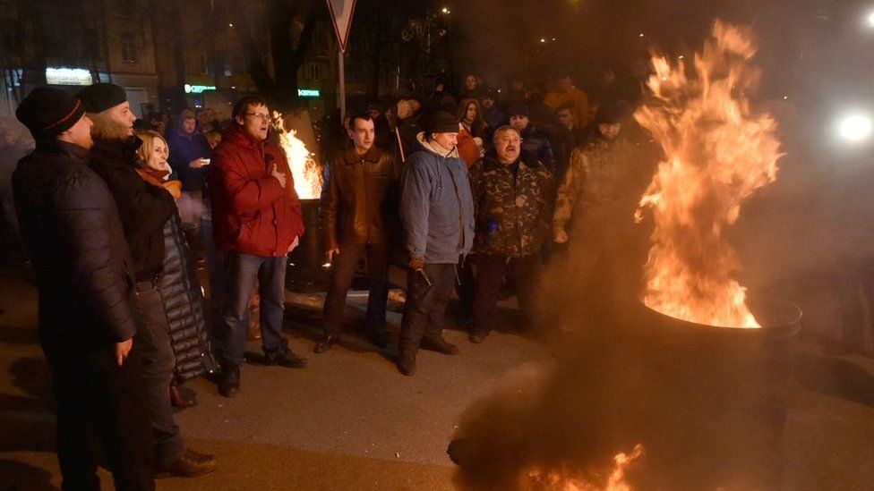 Прихильники Саакашвілі під СІЗО, куди його доправили в ніч проти суботи (Фото: GENYA SAVILOV/AFP )