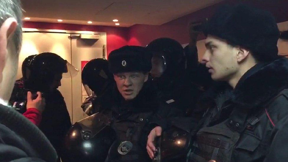 Працівники ОМОНу вивели глядачів із кінозали (Фото: BBC)